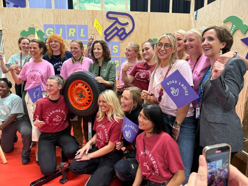 Roxana Minzatu avec des jeunes femmes