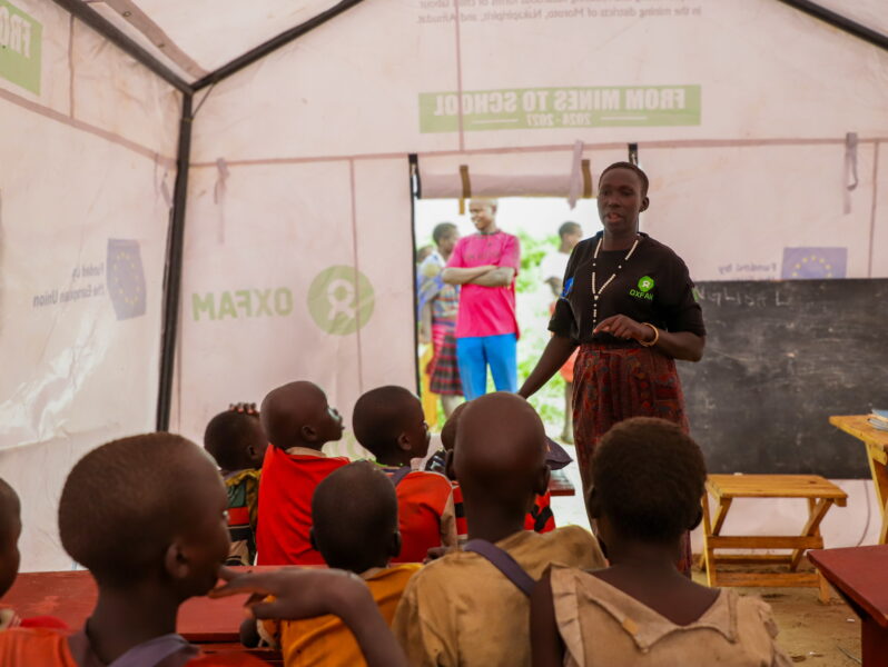 Adome Mary, enseignante de l'école mobile Utut, échange avec les élèves