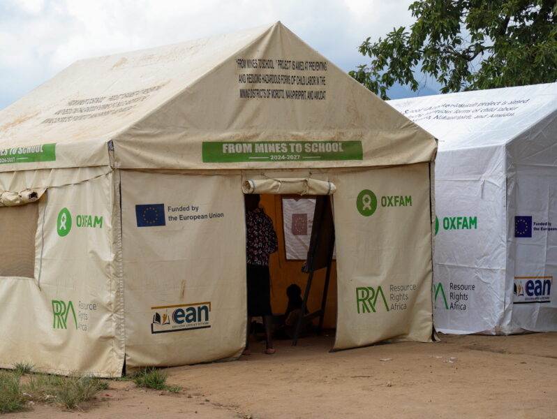 Structure temporaire de l'école mobile Utut dans le district de Nakapiripirit